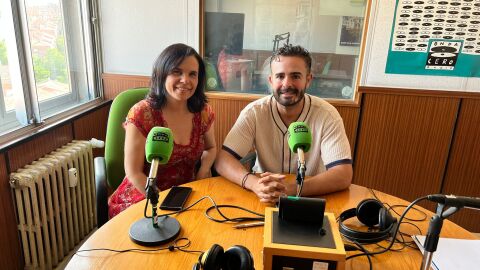 Borja Castro, presidente de la Asociaci&oacute;n de Municipios Ribere&ntilde;os en los estudios de Onda Cero Guadalajara con M&oacute;nica Fraile