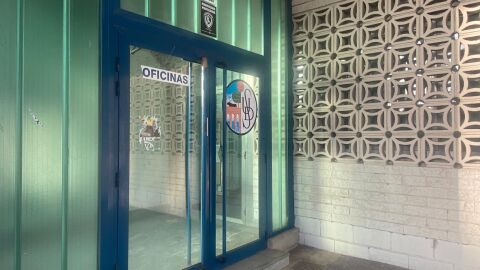 Puerta de acceso a las oficinas del campo