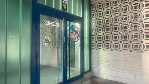 Puerta de acceso a las oficinas del campo Puerta de acceso a las oficinas del campo
