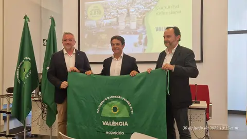 El concejal de Mejora Climática y Gestión del Agua, Carlos Mundina, ha sido el encargado de recoger la bandera El concejal de Mejora Climática y Gestión del Agua, Carlos Mundina, ha sido el encargado de recoger la bandera