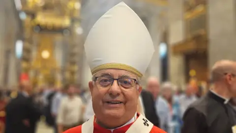 El papa León XIV impone el Palio Arzobispal a Monseñor Rodríguez Carballo, Arzobispo de Mérida-Badajoz El papa León XIV impone el Palio Arzobispal a Monseñor Rodríguez Carballo, Arzobispo de Mérida-Badajoz