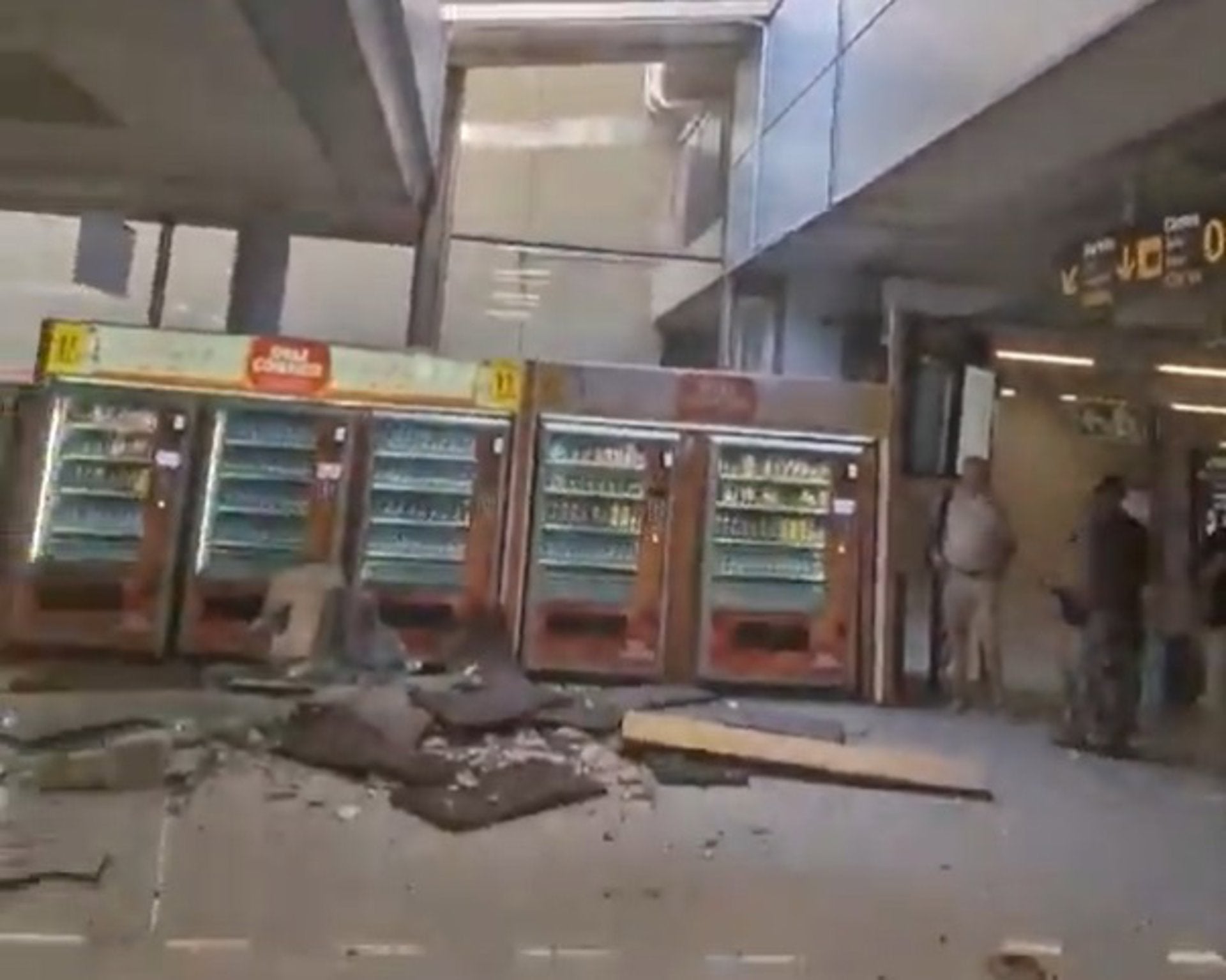 AENA atribuye el derrumbe en el aeropuerto de Palma a la negligencia de un trabajador AENA atribuye el derrumbe en el aeropuerto de Palma a la negligencia de un trabajador