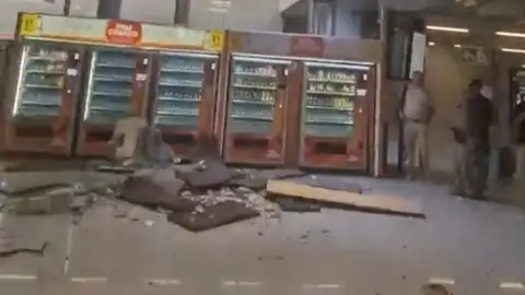 Imagen proporcionada por CCOO tras el derrumbe de parte del techo del aeropuerto de Palma AENA atribuye el derrumbe en el aeropuerto de Palma a la negligencia de un trabajador