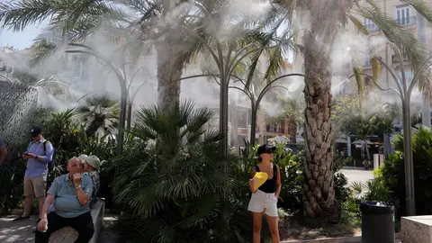 Varias personas se protegen en la sombre del sol y las altas temperaturas. Varias personas se protegen en la sombre del sol y las altas temperaturas.