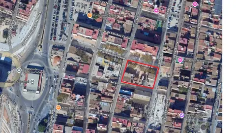 En rojo, solar donde se ha construido la 'escoleta' obras
