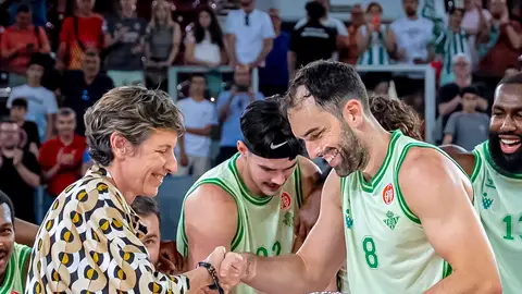 Elisa Aguilar entrega a Vitor Benite el trofeo de subcampeón de la Primera FEB 2024-2025. Elisa Aguilar entrega a Vitor Benite el trofeo de subcampeón de la Primera FEB 2024-2025.
