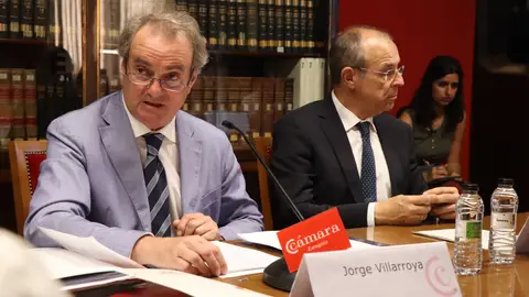 La economía aragonesa se muestra resiliente ante la incertidumbre del contexto geopolítico El presidente de la Fundación Basilio Paraíso, Jorge Villarroya, y el director territorial de Aragón Ibercaja, Antonio Lacoma