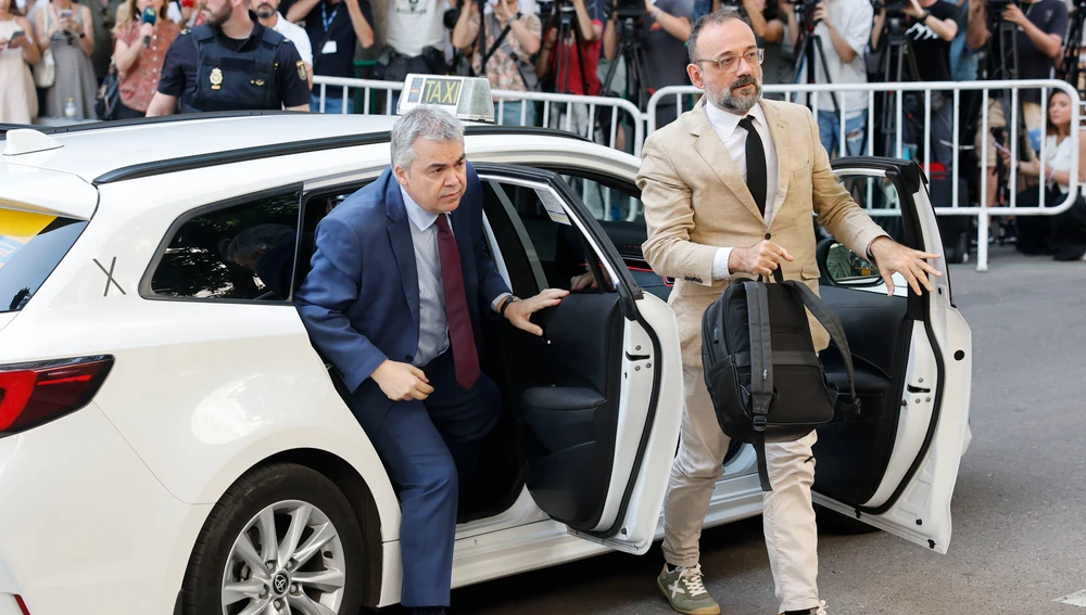 Momento en el que Santos Cerdán se bajaba del taxi junto con su abogado Momento en el que Santos Cerdán se bajaba del taxi junto con su abogado