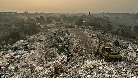 Muere una bebe recién nacida en Argentina por una hipotermia en un vertedero Imagen de archivo