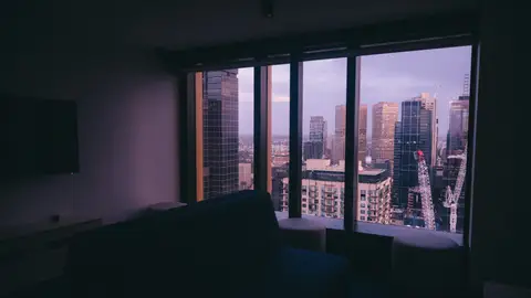 Imagen de recurso. Ventana de un apartamento con vistas a una gran ciudad. Imagen de recurso. Ventana de un apartamento con vistas a una gran ciudad.