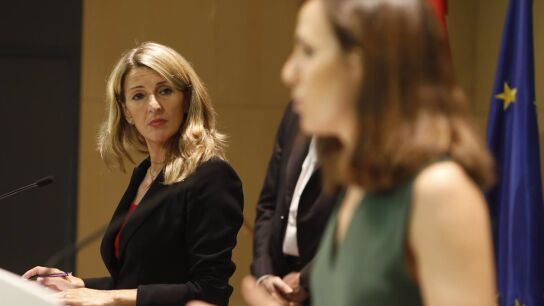 Yolanda D&iacute;az mira a Ione Belarra en una comparecencia