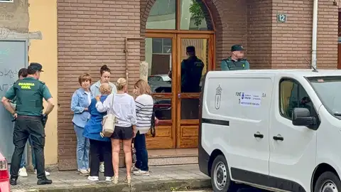 La Guardia Civil ha detenido a un hombre de 90 años como presunto autor del asesinato con arma blanca de su mujer, de 86 años, en su domicilio familiar de Pola de Laviana, han informado a EFE fuentes de la investigación. La Guardia Civil ha detenido a un hombre de 90 años como presunto autor del asesinato con arma blanca de su mujer, de 86 años, en su domicilio familiar de Pola de Laviana, han informado a EFE fuentes de la investigación.