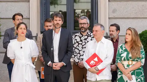 Ernest Urtasun, acompañado por otros miembros de Sumar, hace declaraciones a los medios después de reunirse con el PSOE. Ernest Urtasun, acompañado por otros miembros de Sumar, hace declaraciones a los medios después de reunirse con el PSOE.