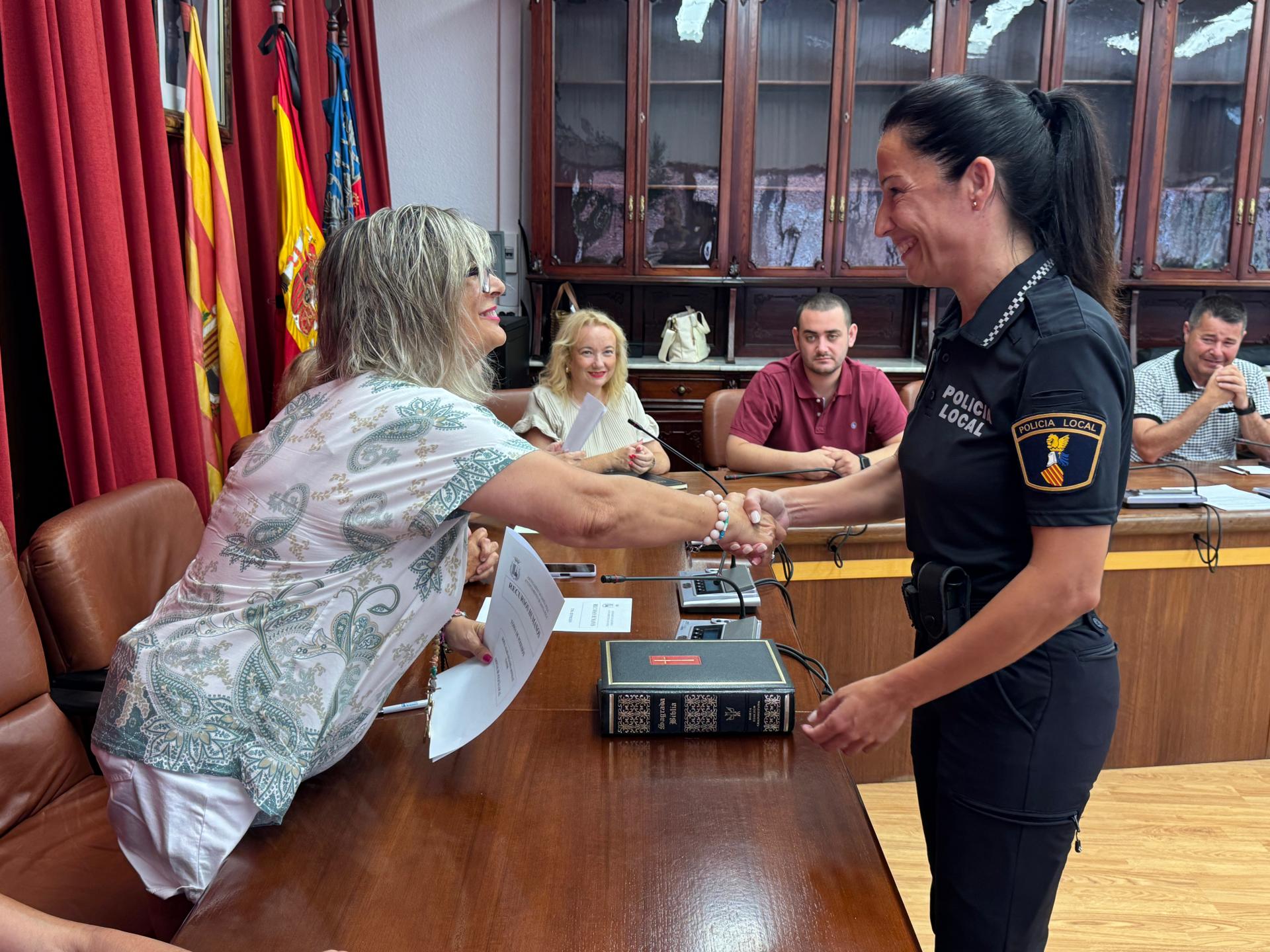 Dulcinea Bonmatí, primera mujer con rango de oficial en la Policía Local de Santa Pola Dulcinea Bonmatí, primera mujer con rango de oficial en la Policía Local de Santa Pola