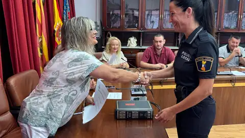 Dulcinea Bonmatí, primera mujer con rango de oficial en la Policía Local de Santa Pola primera mujer policía local