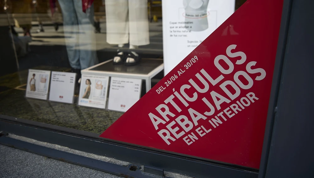 Un escaparate anuncia las rebajas de una tienda Un escaparate anuncia las rebajas de una tienda