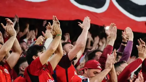Aficionados del Sevilla FC animan a su equipo en el Estadio Ramón Sánchez-Pizjuán Aficionados del Sevilla FC animan a su equipo en el Estadio Ramón Sánchez-Pizjuán