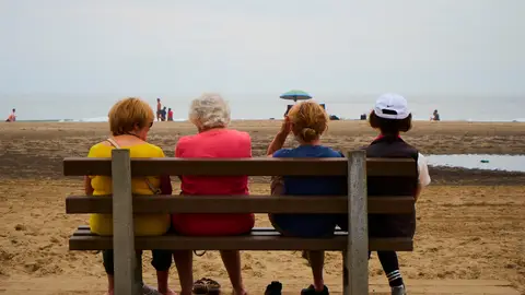 Imagen de archivo de varias personas mayores en una playa. Imagen de archivo de varias personas mayores en una playa.