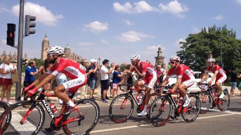 El equipo Cofidis, junto al Puente Romano en la ronda hispana de 2018