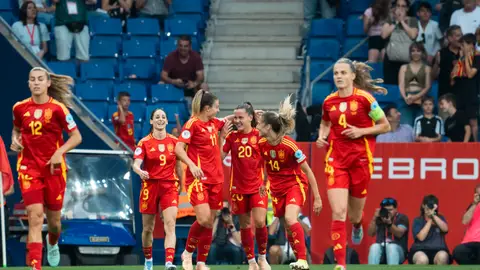 Las jugadoras de la selección española celebran uno de los goles de Claudia Pina Las jugadoras de la selección española celebran uno de los goles de Claudia Pina