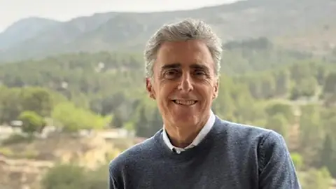 Un trabajo científico con firma valenciana, portada de la revista 'Nature Reviews Microbiology' Un trabajo científico con firma valenciana, portada de la revista 'Nature Reviews Microbiology'