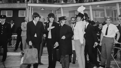 Los Beatles regresan de España a Londres en 1965 Los Beatles regresan de España a Londres en 1965