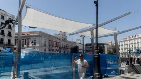 Polémica por los toldos colocados en la Puerta del Sol para combatir el calor Polémica por los toldos colocados en la Puerta del Sol para combatir el calor