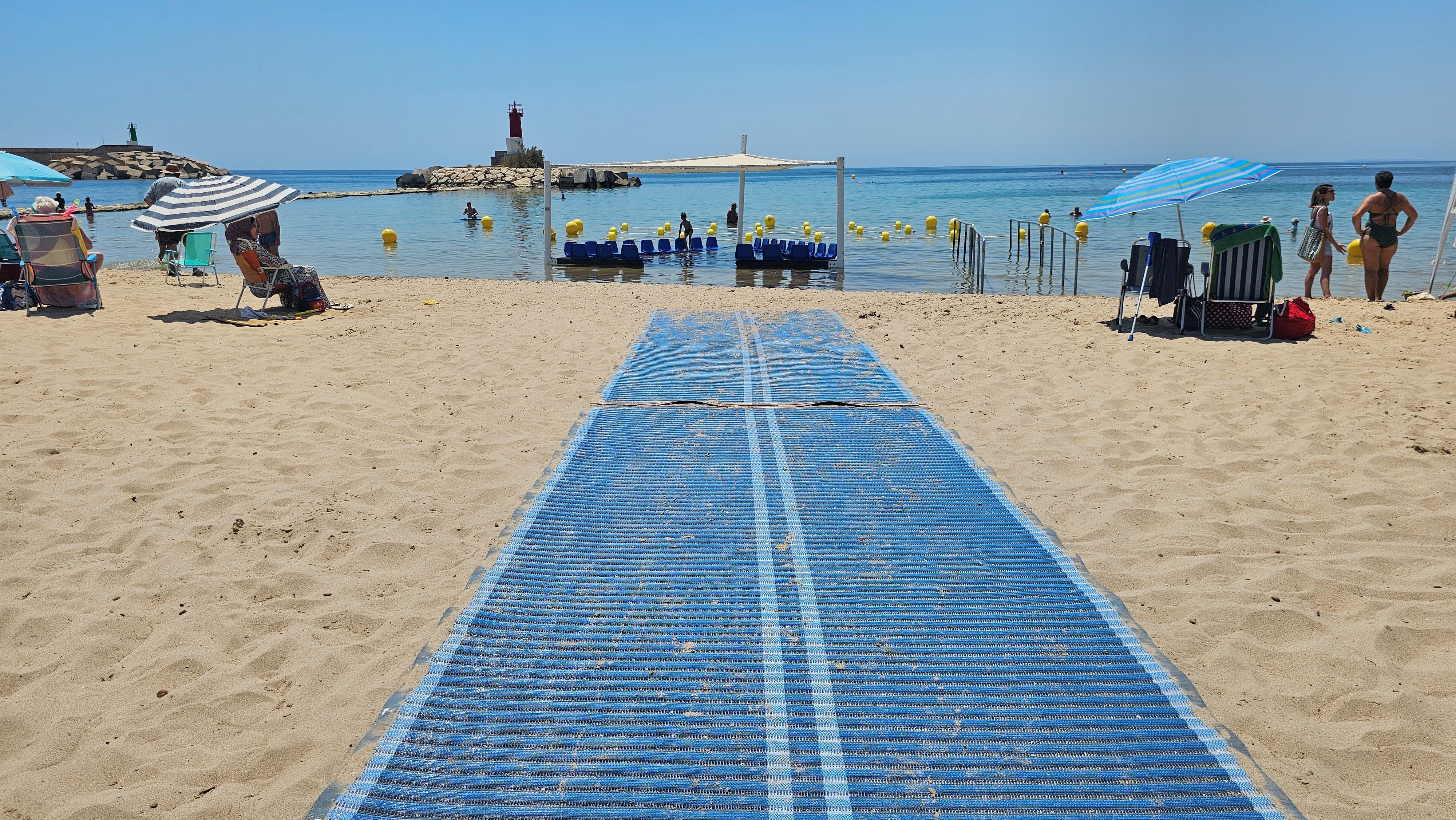 Villajoyosa instala nuevas pasarelas en la zona accesible de la playa centro Villajoyosa instala nuevas pasarelas en la zona accesible de la playa centro