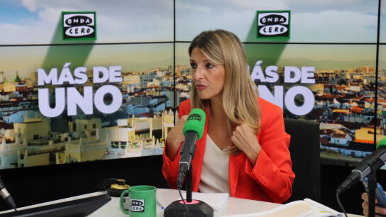 La vicepresidenta segunda Yolanda D&iacute;az entrevistada por Carlos Alsina en M&aacute;s de uno