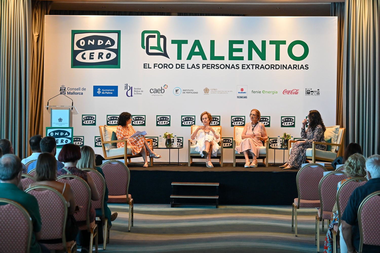 Chelo Bustos modera la Mesa Intergeneracional con Juana María Román, Francisca Bennássar y Empar Bosch Chelo Bustos modera la Mesa Intergeneracional con Juana María Román, Francisca Bennássar y Empar Bosch
