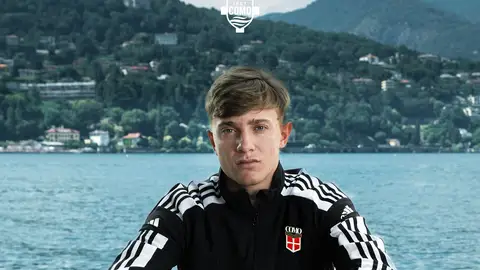 Jesús Rodríguez posa como nuevo jugador del Como. Jesús Rodríguez posa como nuevo jugador del Como.