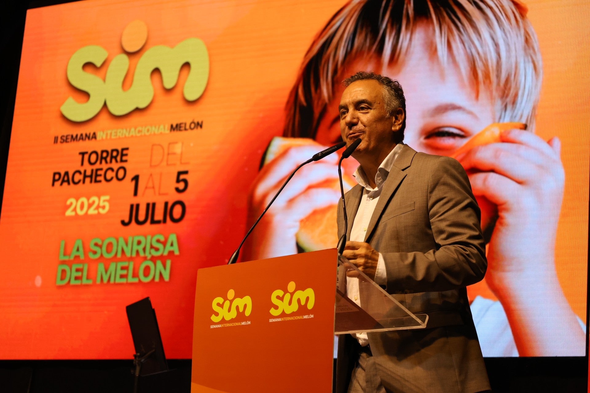 Roberto Brasero emociona en el pregón de la II Semana Internacional del Melón, con una defensa de la agricultura y sus gentes. Roberto Brasero emociona en el pregón de la II Semana Internacional del Melón, con una defensa de la agricultura y sus gentes.