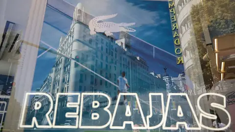 Hasta cuándo duran las rebajas de verano 2025 Un escaparate anuncia las rebajas de una tienda. Jesús Hellín / Europa Press