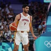 Santi Aldama, en un partido con España.