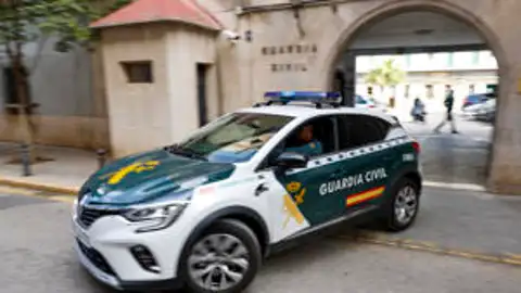 Un coche de la Guardia Civil sale de la comandancia de València. Un coche de la Guardia Civil sale de la comandancia de València.