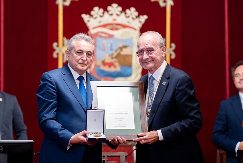 Málaga abraza a sus enfermeras: Medalla de la Ciudad e Hijo Predilecto al Colegio de Enfermería Málaga abraza a sus enfermeras: Medalla de la Ciudad e Hijo Predilecto al Colegio de Enfermería