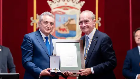 Málaga abraza a sus enfermeras: Medalla de la Ciudad e Hijo Predilecto al Colegio de Enfermería Málaga abraza a sus enfermeras: Medalla de la Ciudad e Hijo Predilecto al Colegio de Enfermería