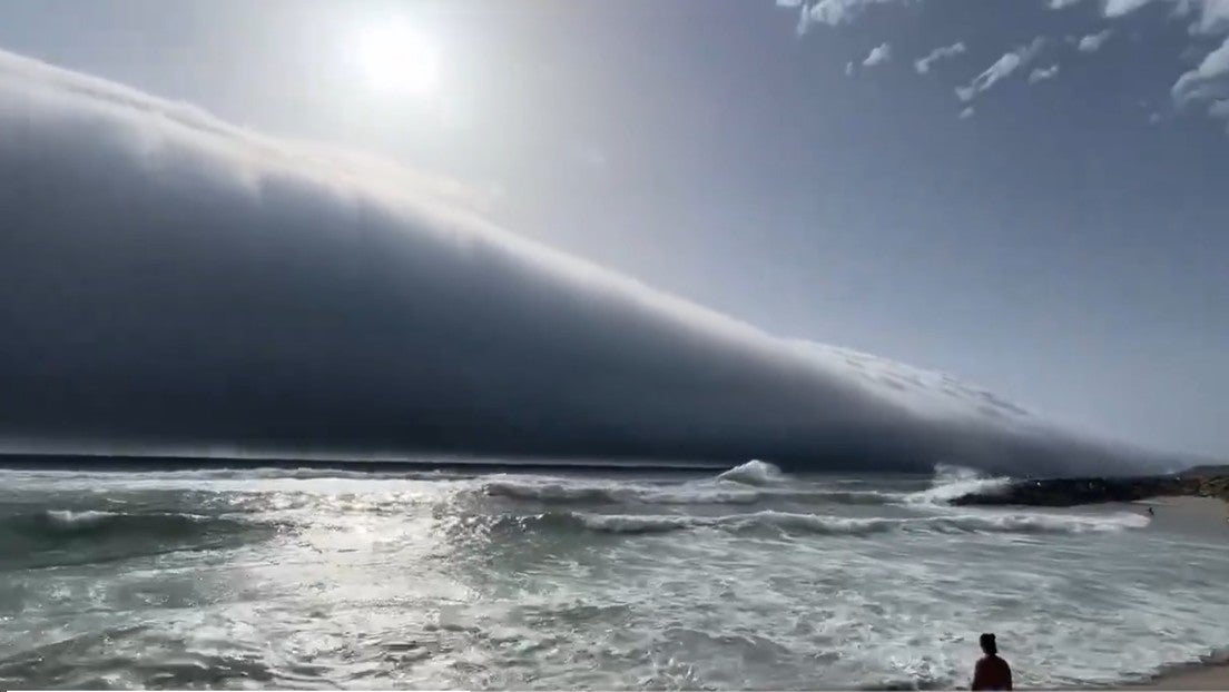 Tsunami de nubes: el fenómeno que sorprendió a los bañistas en las playas de Portugal Tsunami de nubes: el fenómeno que sorprendió a los bañistas en las playas de Portugal