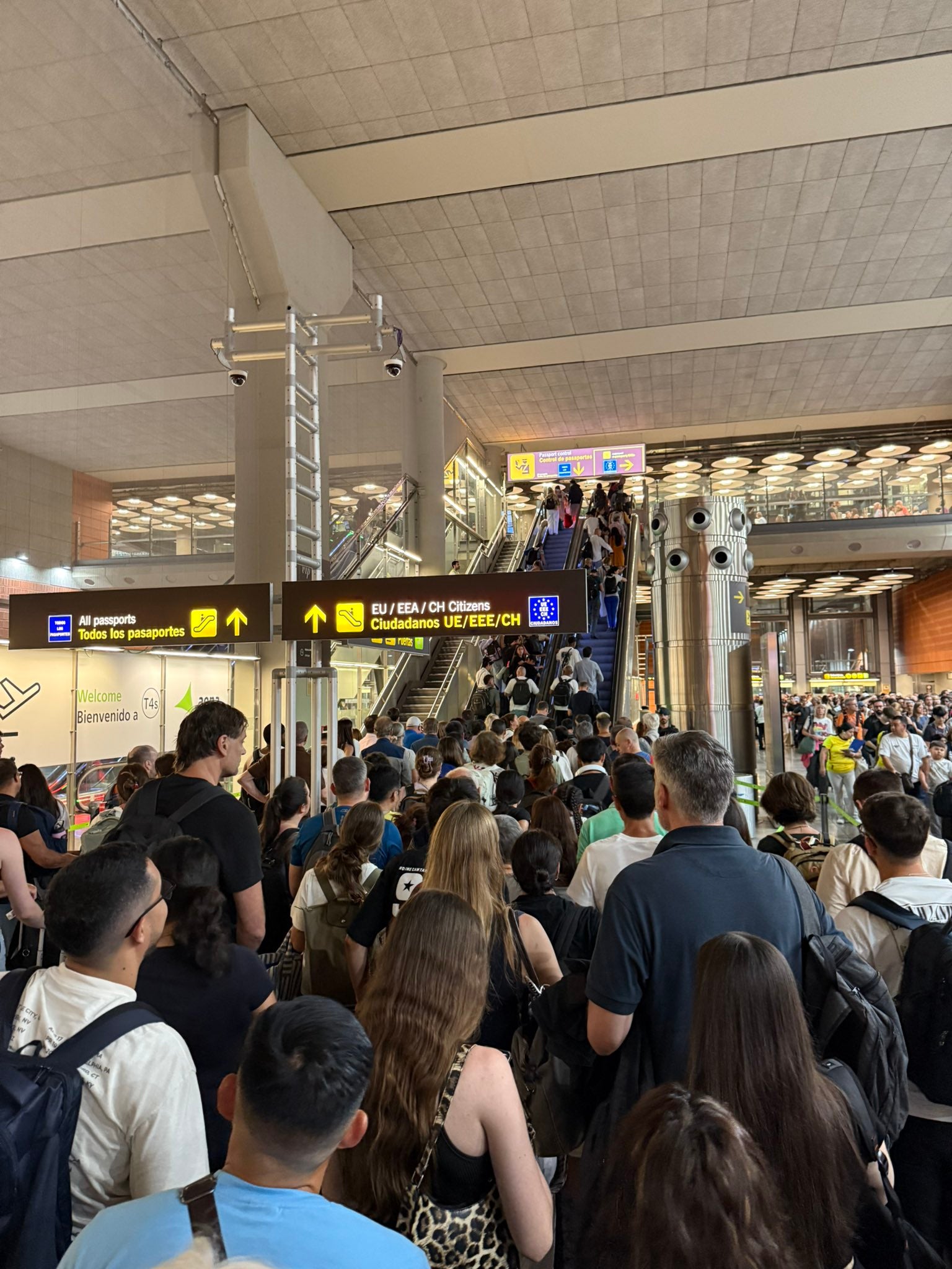 Colapso en la T4 del Aeropuerto de Barajas: largas colas y vuelos perdidos en plena operación salida del verano Colapso en la T4 del Aeropuerto de Barajas: largas colas y vuelos perdidos en plena operación salida del verano