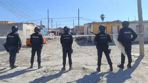 Agentes de la Policía Nacional en una operación en el poblado palmesano de Son Banya Agentes de la Policía Nacional en una operación en el poblado palmesano de Son Banya