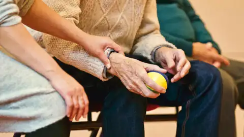 Se identifica un nuevo patrón para prevenir el alzheimer Persona Sosteniendo Una Pelota Antiestrés