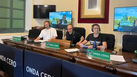 Alberto Aparici y Santi García Cremades, junto a Jorge Abad durante el programa especial en Colmenar de Oreja. Alberto Aparici y Santi García Cremades, junto a Jorge Abad durante el programa especial en Colmenar de Oreja.