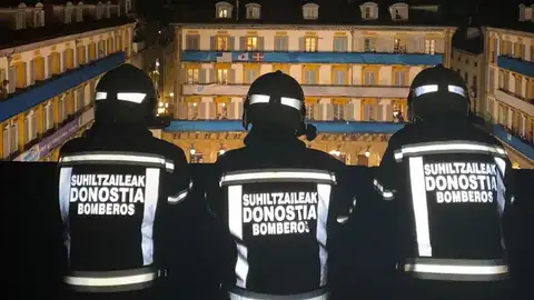 Renuncia del jefe de bomberos de San Sebastián tras colar a su hijo en un concierto con uniforme oficial Renuncia del jefe de bomberos de San Sebastián tras colar a su hijo en un concierto con uniforme oficial