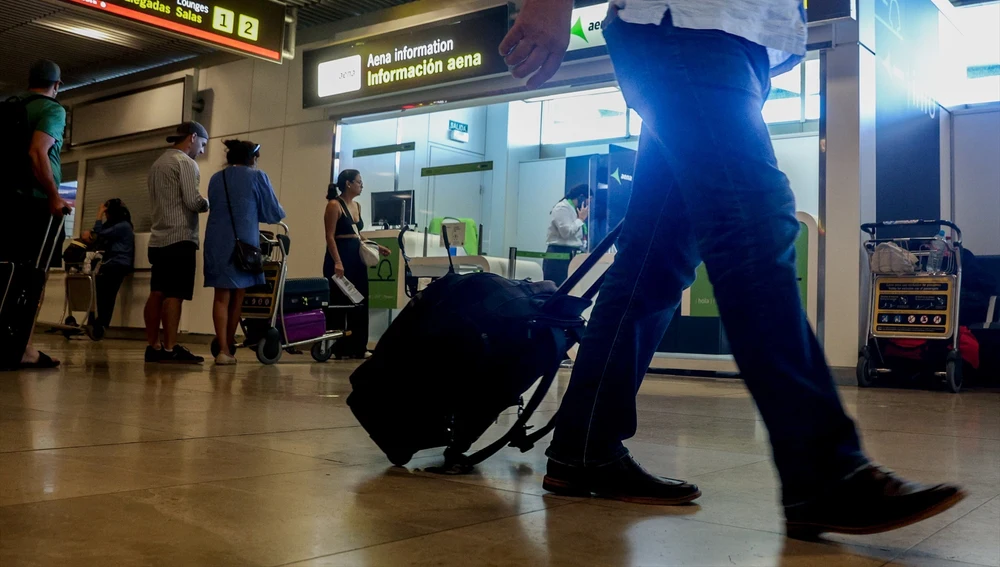 Adolpo Suárez-Madrid es una persona con una maleta en el aeropuerto. Ricardo Rubio / Europa Press Adolpo Suárez-Madrid es una persona con una maleta en el aeropuerto. Ricardo Rubio / Europa Press