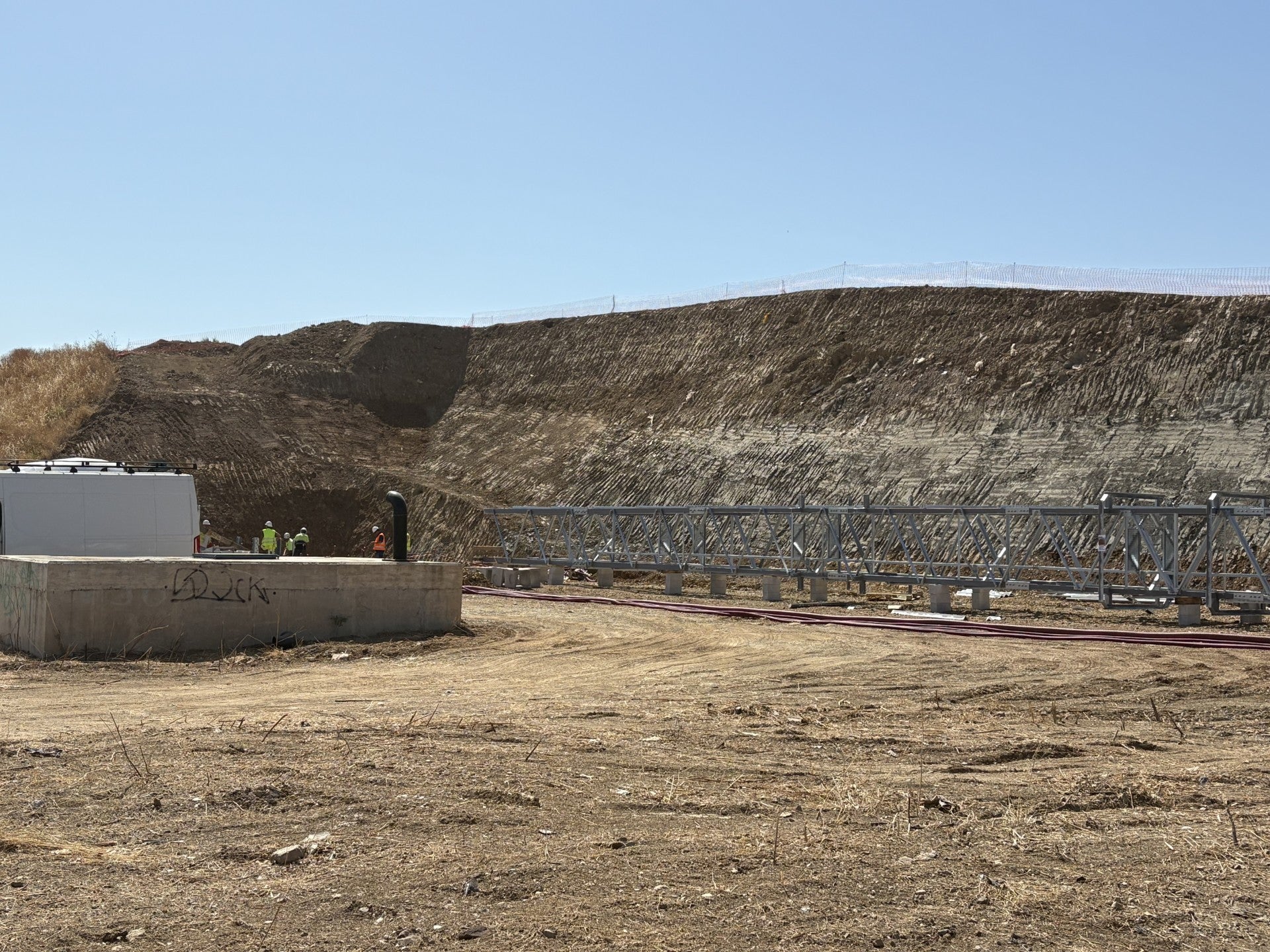 Los vecinos del barrio de Soliva muestran su rechazo a la construcción de una antena de telefonía móvil situada a escasos metros de sus viviendas Los vecinos del barrio de Soliva muestran su rechazo a la construcción de una antena de telefonía móvil situada a escasos metros de sus viviendas