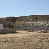 Los vecinos del barrio de Soliva muestran su rechazo a la construcción de una antena de telefonía móvil situada a escasos metros de sus viviendas