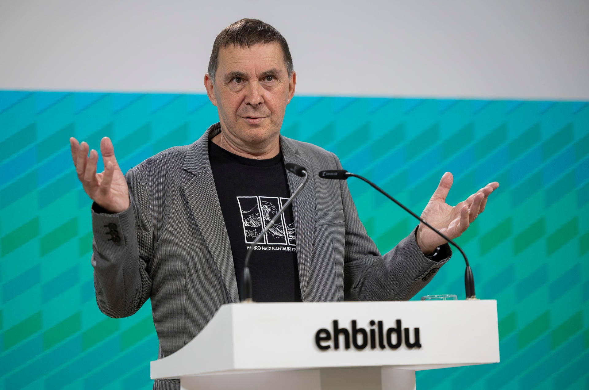 EH Bildu anuncia un acuerdo con el Gobierno central para prorrogar la prohibición de desahucios a familias vulnerables EH Bildu anuncia un acuerdo con el Gobierno central para prorrogar la prohibición de desahucios a familias vulnerables