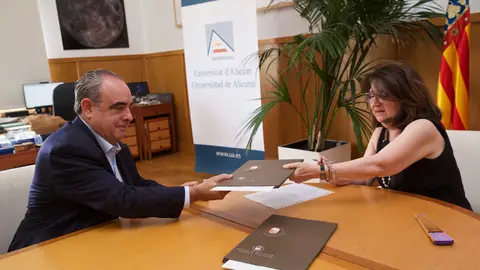 Nacho Amirola y Amparo Navarro en la firma del convenio Nacho Amirola y Amparo Navarro en la firma del convenio