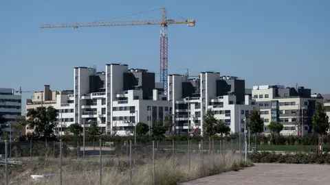 Una grúa en una zona de construcción de edificios en Madrid. Una grúa en una zona de construcción de edificios en Madrid.