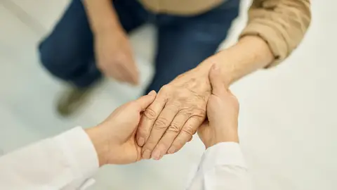 El Dr. Gómez Reino del Hospital Quirónsalud Torrevieja nos enseña cómo proteger a los mayores del calor extremo El Dr. Gómez Reino del Hospital Quirónsalud Torrevieja nos enseña cómo proteger a los mayores del calor extremo